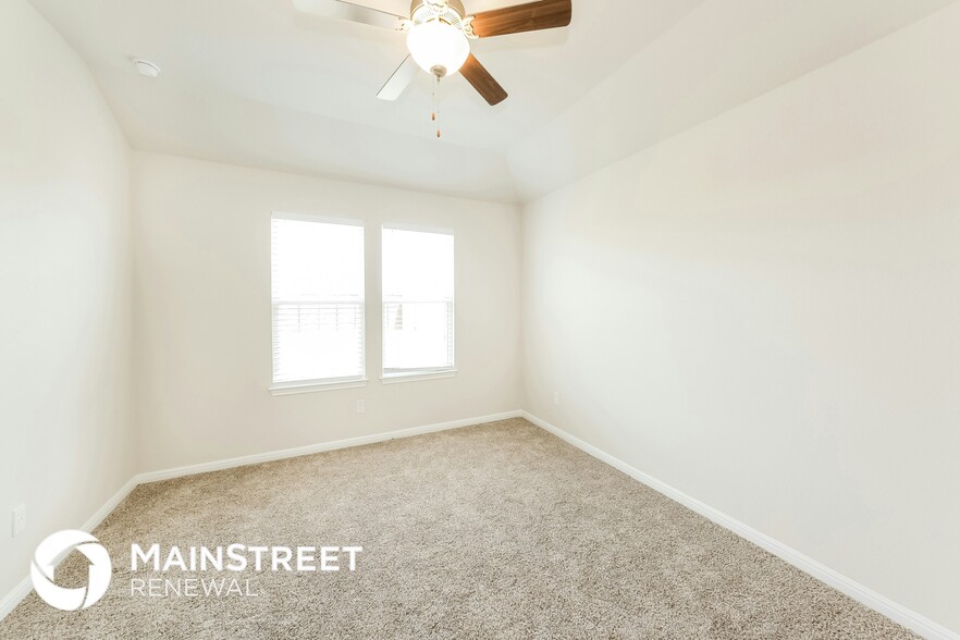 Building Photo - 1021 Round Bale Rd