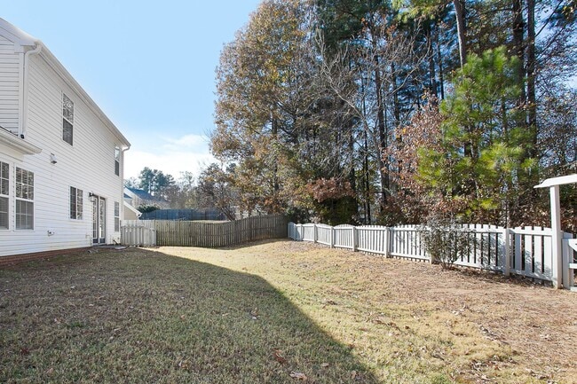 Building Photo - 3 bedroom home with large, fenced backyard convenient to RTP!
