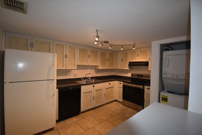 Building Photo - OCALA: $225 OFF FIRST FULL MONTHS RENT!! 2...