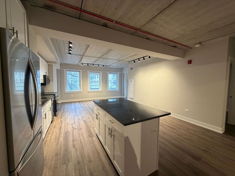 Building Photo - 952 W Carmen Ave