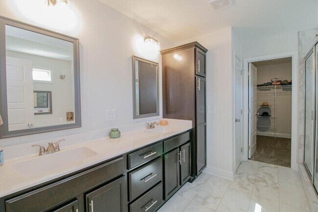 Building Photo - 307 Lugano Ln