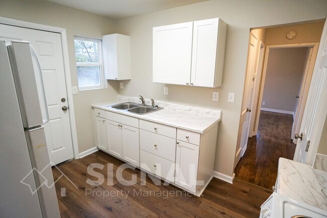 Building Photo - 712 Robison Dr