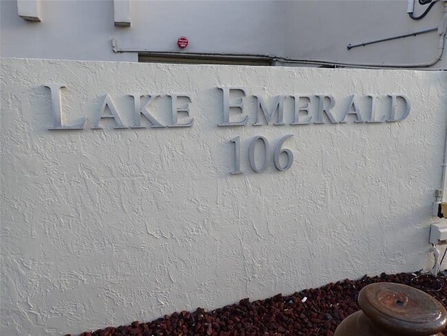Building Photo - 106 Lake Emerald Dr