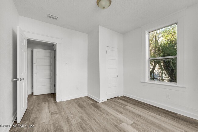 Building Photo - 522 W 21st St