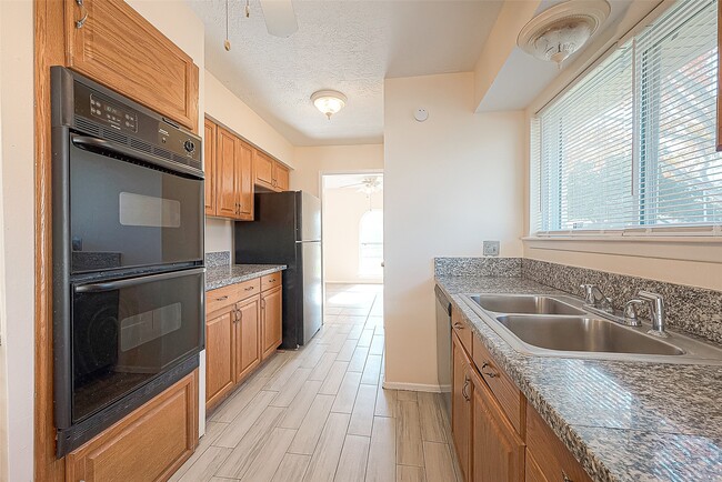 Building Photo - 830 Kenforest Dr