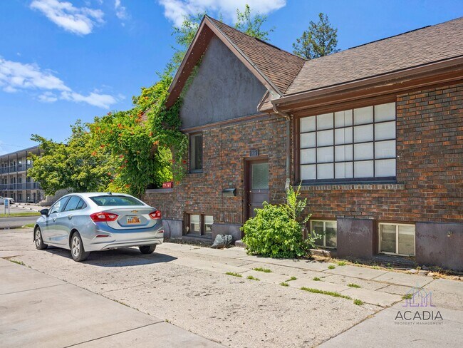 Building Photo - Charming, private basement apartment, enjoy your first month rent-free!