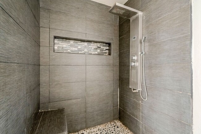Building Photo - 3 bedroom townhome for rent
