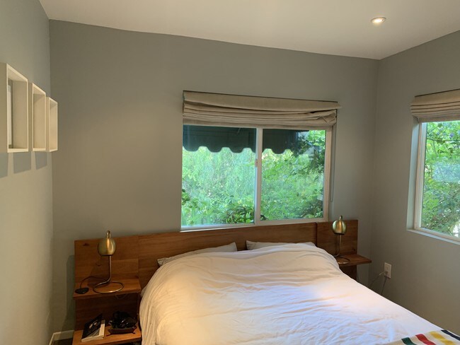 Building Photo - 2026 Holly Hill Ter