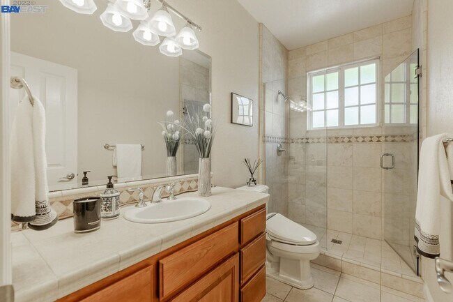 Building Photo - Live Exceptionally in This Peaceful Willow Glen Executive Home; 4 bed/ 4.5 bath