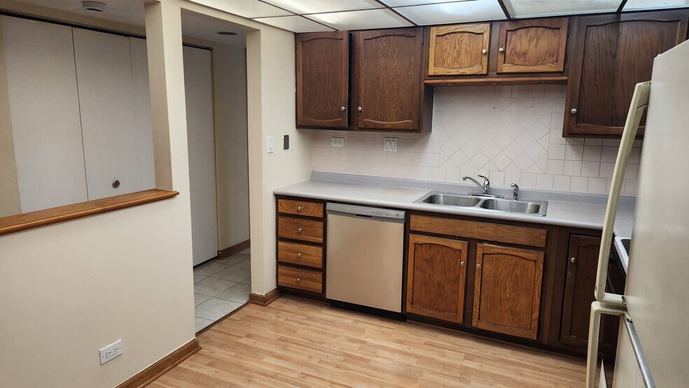 Building Photo - 450 Plum Creek Dr