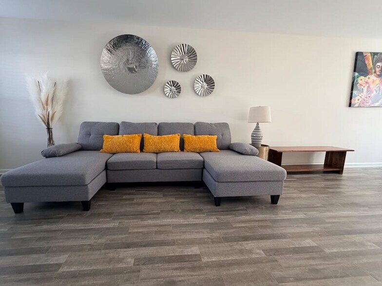 Building Photo - 301 Long Grove Ln