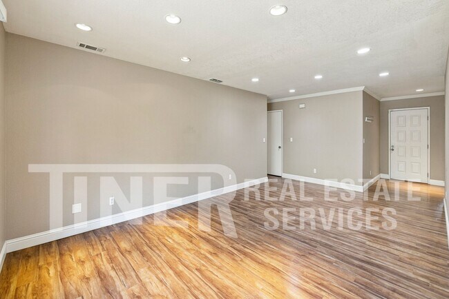 Building Photo - 639 Flower Dr