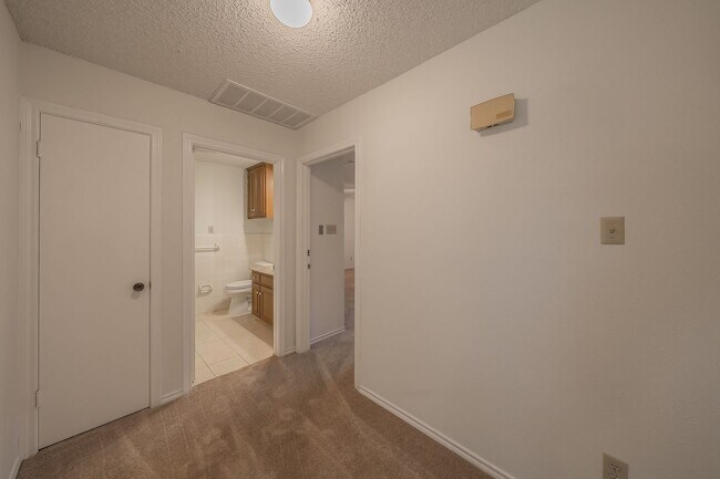 Building Photo - Amazing Townhome