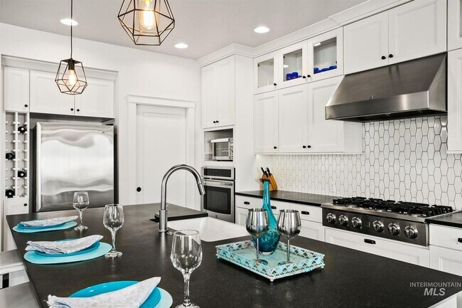 Building Photo - Stunning Modern Home Near NE Foothills | Mountain Views | Designer Finishes