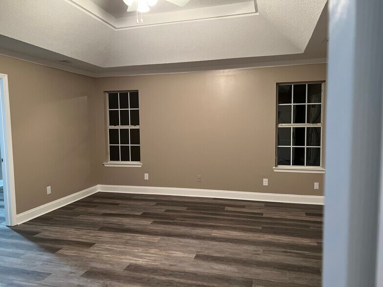 Building Photo - 112 Creekview Trl