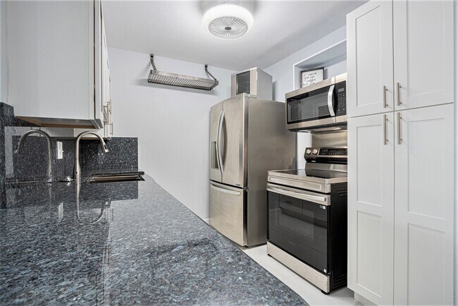 Primary Photo - 4633 Wild Indigo St