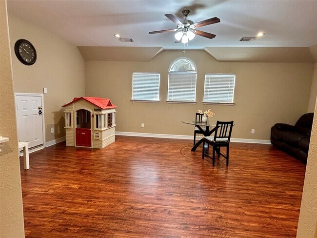 Building Photo - 5319 Lindenchase