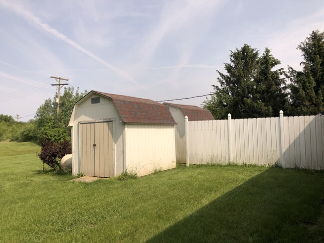 Shed and backyard - 3612 Diane Ln