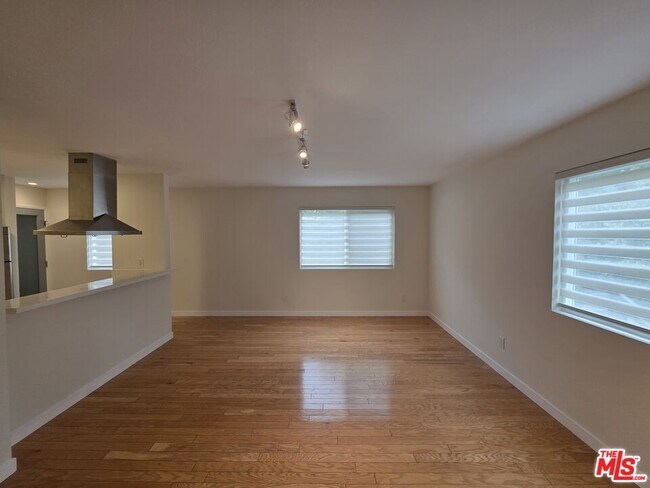 Building Photo - 1260 Vin Scully Ave
