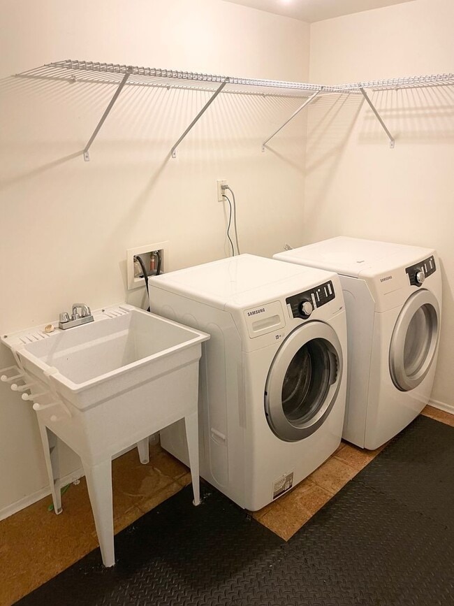 Building Photo - Beautifully Remodeled 5 Bed 2.75 Bath Home in Eastgate