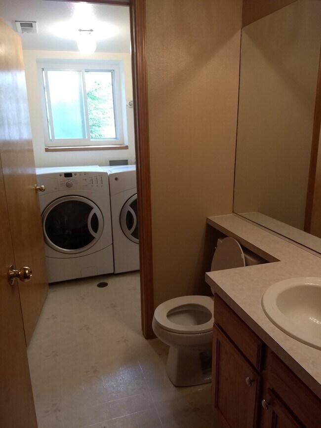 Building Photo - 4 Bed 2.5 Bath w/AC off Rangewood/Vickers ...