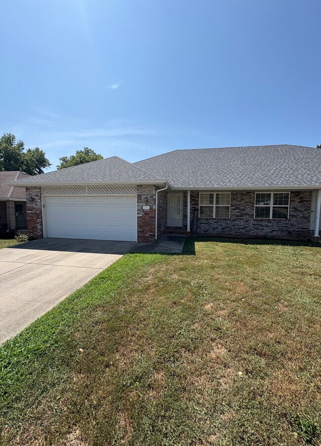 Primary Photo - 725-727 Pinhook Drive