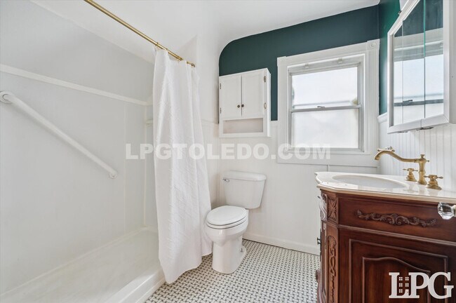 Building Photo - 2029 Berdan Ave