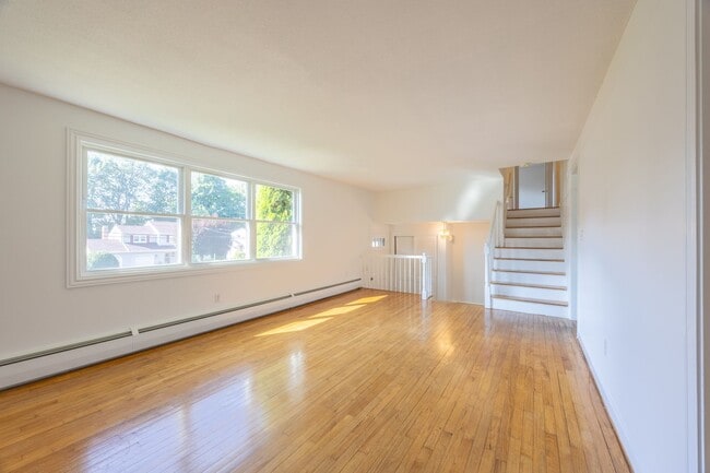 Building Photo - 5 Bedroom Split Level Single Family