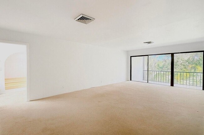 Building Photo - 1739 Embassy Dr