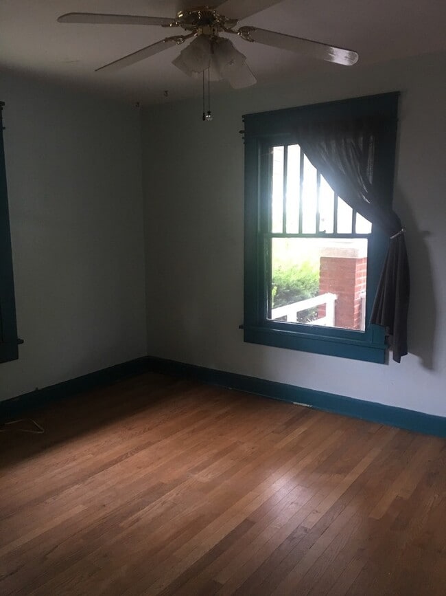 Building Photo - 2 bedroom, 1 bath Bungalow - Available Now!