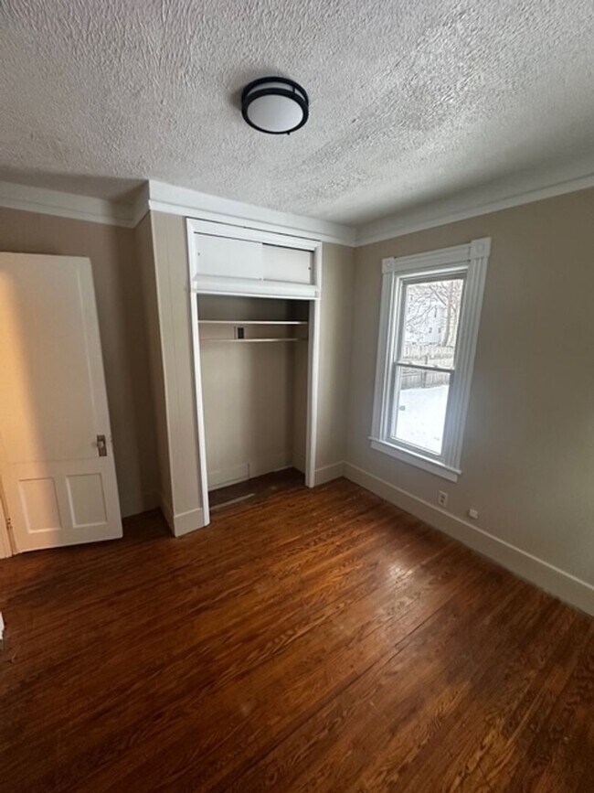 Building Photo - 207 Kenwood Ave