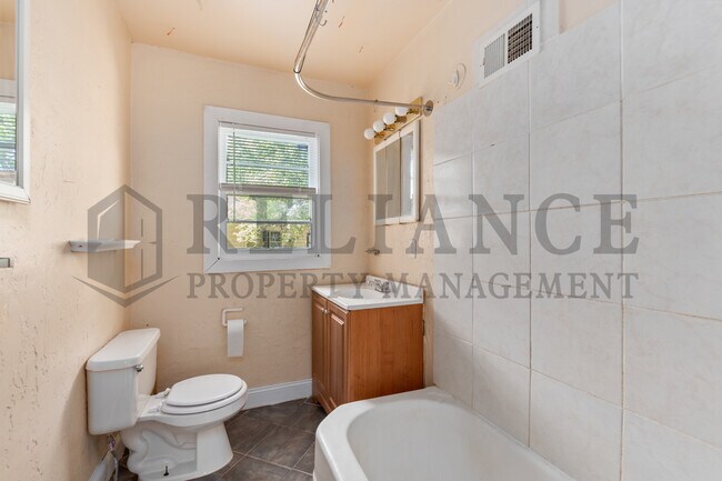 Building Photo - 1421 N Holyoke St