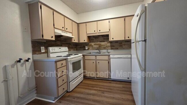 Building Photo - 915 Ariana St
