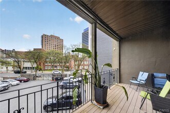 Building Photo - 443 S Warren St