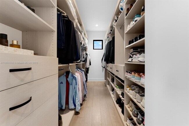 Building Photo - 16703 Botaniko Dr S