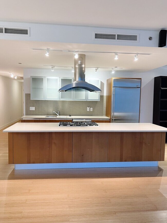 Building Photo - 1244 Square foot, luxury condo in Lakeshor...