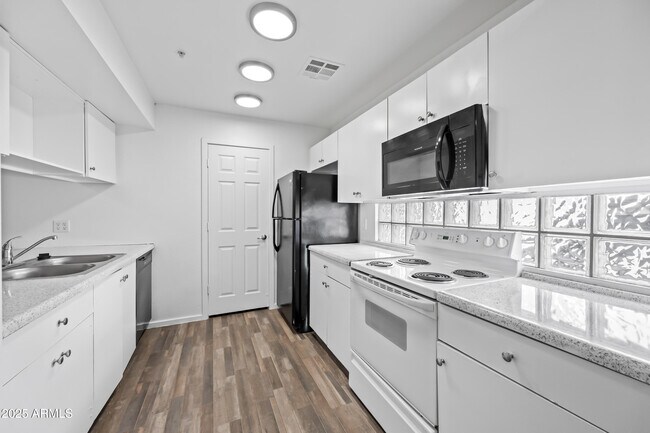 Building Photo - 3065 N 67th Ave