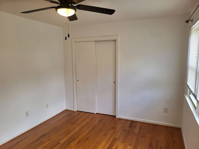 Building Photo - Downs1345-1347