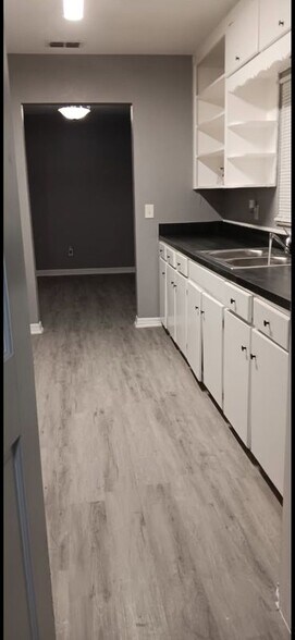 Building Photo - 523 Oak Ave