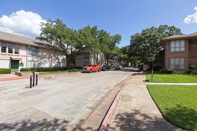 Building Photo - 10590 High Hollows Dr