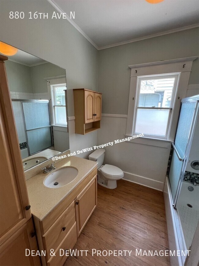 Building Photo - 880 16th Ave N