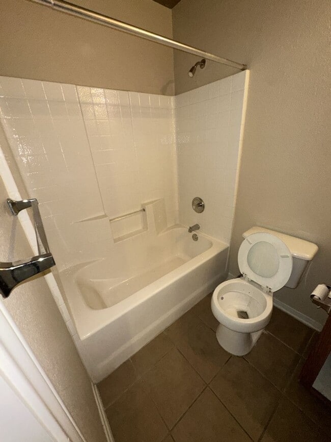 Building Photo - AVAILABLE NOW!!!