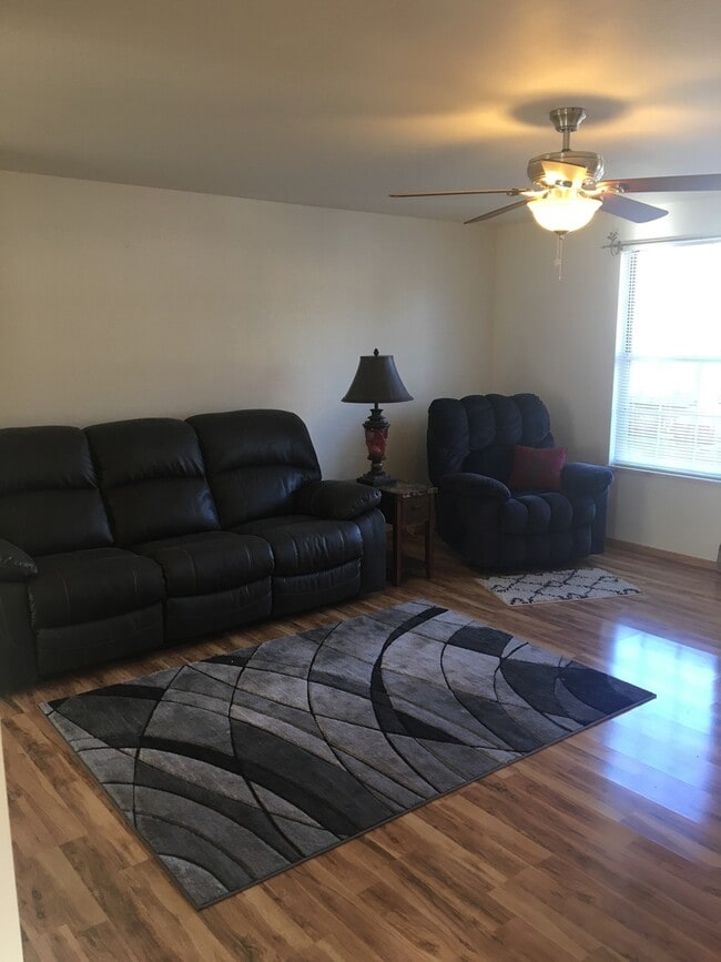 Building Photo - Beautifully Appointed Furnished One Bedroom Condo