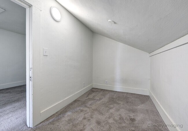 Building Photo - 6015-6017 SE 99th Ave