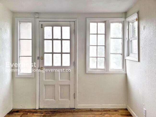 Building Photo - 1915 Pine St