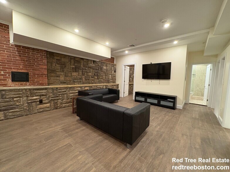 Building Photo - 1616 Beacon St