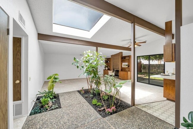 Building Photo - Affordable 2bed/2bath in South Woodland