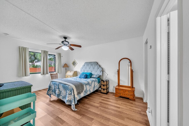 Building Photo - 3402 Gardens E Dr