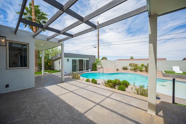 Building Photo - European-inspired Mid-Century Henderson Home!