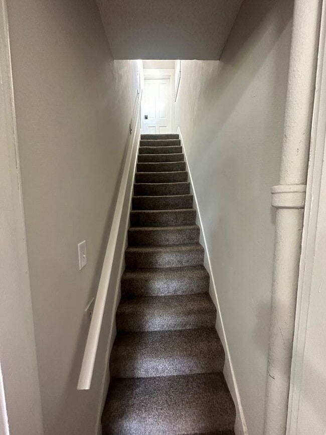 Building Photo - Rent Special Available! Pet Friendly 2 Sto...